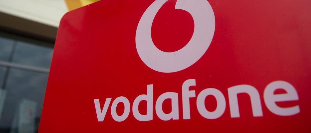 ARCHIV - Ein Aufsteller mit dem Logo des Mobilfunkanbieters Vodafone steht am 02.04.2013 vor einer Filiale des Unternehmens in Waltersdorf (Brandenburg). Foto: Tim Brakemeier/dpa (zu dpa «BGH prüft Verbraucher-Klage gegen Vodafone» vom 19.03.2015) +++(c) dpa - Bildfunk+++