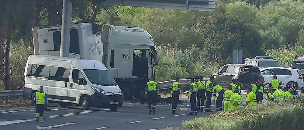 Rettungskräfte arbeiten an der Unfallstelle der Autobahn AP-4 unweit von Sevilla im Süden des Landes.