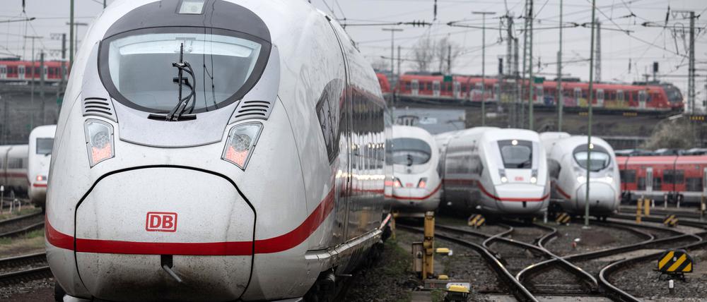 05.03.2024, Hessen, Frankfurt/Main: ICE-Züge der Deutschen Bahn stehen auf Abstellgleisen unweit des Hauptbahnhof. Ab Donnerstag (07.03.) hat die Lokführergewerkschaft GdL erneut zu Streiks aufgerufen. (zu dpa: «Große Einschränkungen durch Lokführerstreik erwartet») Foto: Boris Roessler/dpa +++ dpa-Bildfunk +++