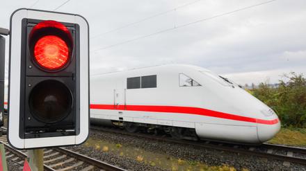 Eine rote Ampel leuchtet an einem Bahnübergang als ein ICE der Deutschen Bahn auf der Strecke Hildesheim - Berlin fährt. Die Gewerkschaft Deutscher Lokomotivführer (GDL) hat erneut zu einem Streik bei der Deutschen Bahn AG aufgerufen.