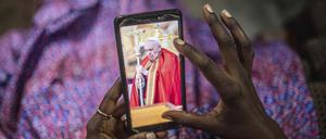 Hoffnung für die Krisenregion: Foto von Papst Franziskus auf einem Mobiltelefon im Kongo.