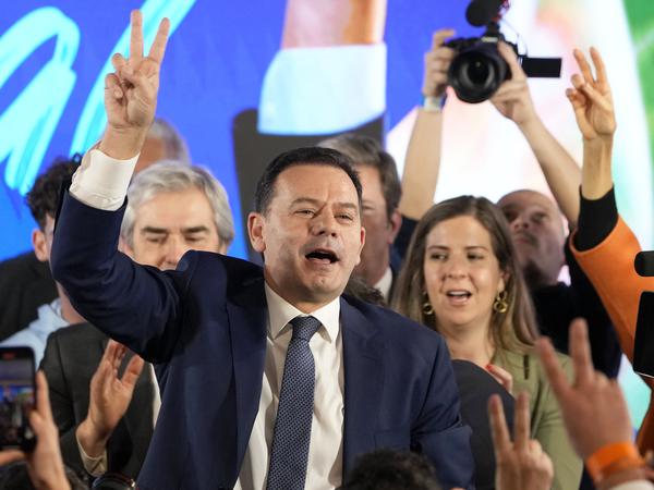 Luis Montenegro, Vorsitzender der Mitte-Rechts-Partei Demokratische Allianz, hält eine Rede vor Anhängern.