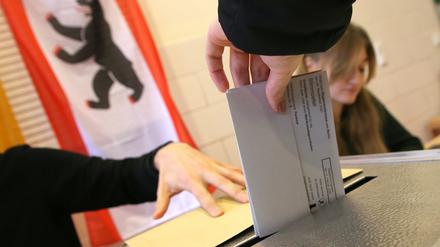 Eine Frau gibt ihre Stimme für die Wahl zum Berliner Abgeordnetenhaus ab und wirft ihren Wahlzettel in die Wahlurne. Bislang dürfen nur Menschen ab 18 an Wahlen zum Landesparlament teilnehmen.