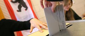 Eine Frau gibt ihre Stimme für die Wahl zum Berliner Abgeordnetenhaus ab und wirft ihren Wahlzettel in die Wahlurne. Bislang dürfen nur Menschen ab 18 an Wahlen zum Landesparlament teilnehmen.