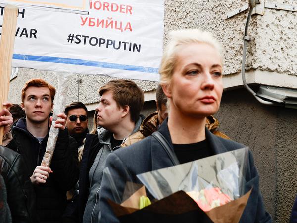 Julia Nawalnaja nahm am Protest an der russischen Botschaft teil.