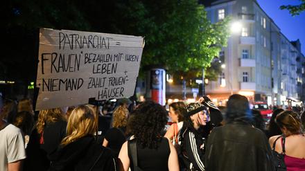  «Patriarchat = Frauen bezahlen mit ihren Leben. Niemand zahlt für Frauenhäuser» steht während der Frauen-Demonstration «Take back the night - Queer-feministische Demonstration» auf einem Schild.