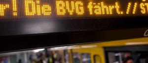 „Die BVG fährt“ steht als Hinweis auf der Anzeigetafel vor einer U-Bahn.