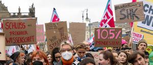Teilnehmer stehen während eines Warnstreiks an den Berliner Hochschulen vor der Humboldt-Universität zu Berlin. Im Tarifkonflikt des öffentlichen Dienstes haben die Gewerkschaften Verdi und die Gewerkschaft Erziehung und Wissenschaft zu einem Hochschulstreiktag aufgerufen.