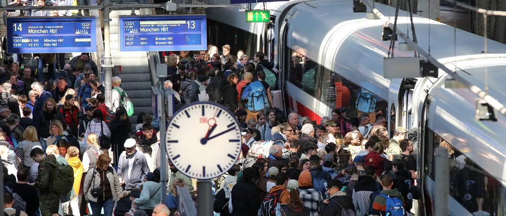 Reisende versuchen im Hamburger Hauptbahnhof in einen ICE nach München zu steigen.