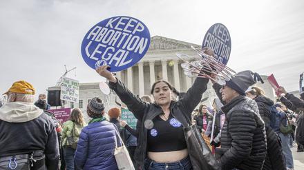 Menschen demonstrieren in Washington dafür, dass Abtreibung legal bleibt (Symbolbild).