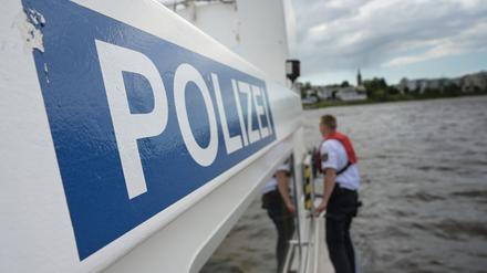 ARCHIV - 27.05.2022, Sachsen-Anhalt, Magdeburg: Wasserschutzpolizei (zu dpa: «26-Jähriger macht Spritztour mit gestohlenem Schlauchboot») Foto: Heiko Rebsch/dpa +++ dpa-Bildfunk +++