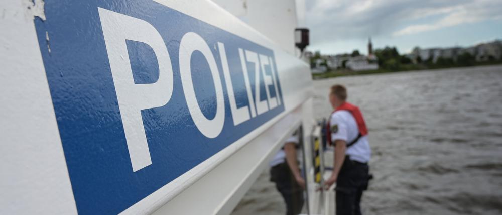 ARCHIV - 27.05.2022, Sachsen-Anhalt, Magdeburg: Wasserschutzpolizei (zu dpa: «26-Jähriger macht Spritztour mit gestohlenem Schlauchboot») Foto: Heiko Rebsch/dpa +++ dpa-Bildfunk +++