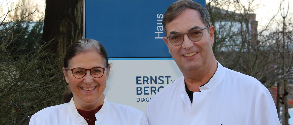 Der scheidene ärztliche Direktor Thomas Erler und seine Nachfolgerin Petra Degenhardt, langjährige Chefärztin der Klinik für Kinder- und Jugendchirurgie.
