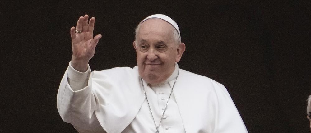 Papst Franziskus winkt vom Hauptbalkon des Petersdoms im Vatikan, bevor er den den Weihnachtssegen „Urbi et Orbi“ spendet.