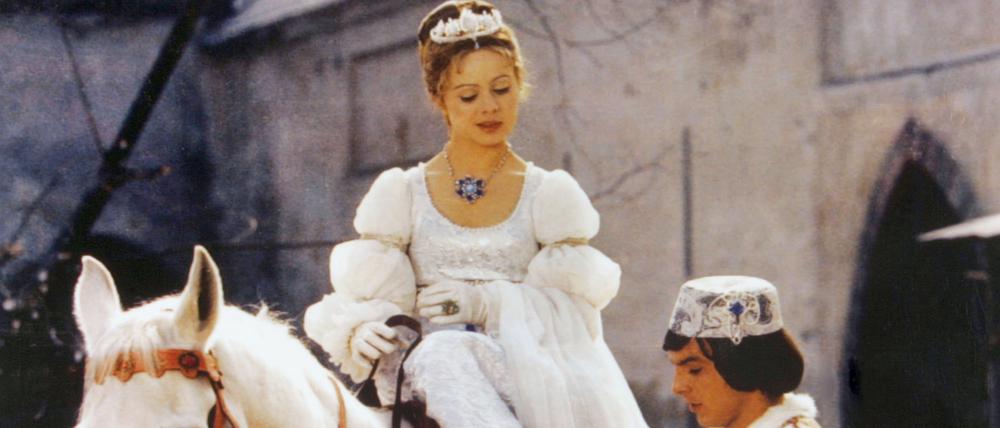 Der Prinz (Pavel Trávnícek) passt Aschenbrödel (Libuse Safránková) den verlorenen Schuh an – eine Szene aus «Drei Haselnüsse für Aschenbrödel» (undatiert).