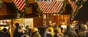 02.12.2022, Berlin: Zahlreiche Besucher flanieren über den Weihnachtsmarkt am Breitscheidplatz. Foto: Monika Skolimowska/dpa +++ dpa-Bildfunk +++