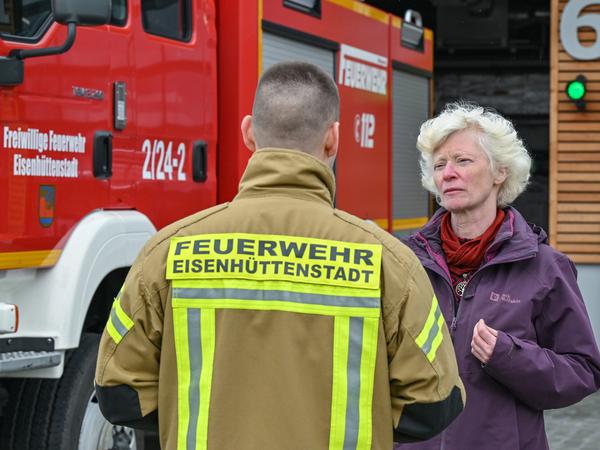 Susanne Deimling, Psychologin, spricht an der Feuerwache Eisenhüttenstadt mit einem Feuerwehrmann. 