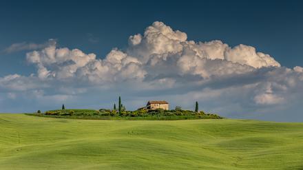 Ein Landhaus auf einem Hügel in der Toskana.