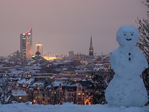 Ein Schneemann steht auf dem Leipziger Fockeberg. Auch in Sachsen bleibt es winterlich in den kommenden Tagen. 