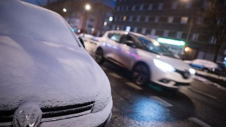 Schnee liegt auf einem parkenden Auto am Straßenrand. Am Dienstag müssen sich die Menschen in Berlin und Brandenburg auf Dauerfrost und Glättegefahr einstellen. Laut Meteorologen kann eine Schneedecke von bis zu fünf Zentimetern liegen bleiben. Foto: Sebastian Gollnow/dpa +++ dpa-Bildfunk +++