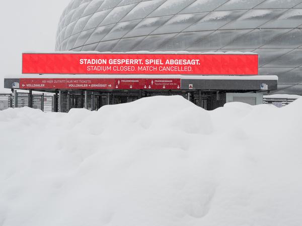 Das Spiel in der ersten Fußball-Bundesliga zwischen dem FC Bayern München und dem 1. FC Union Berlin wurde aufgrund der Wetterlage abgesagt. Vor der Allianz Arena in München türmen sich die Schneeberge. 