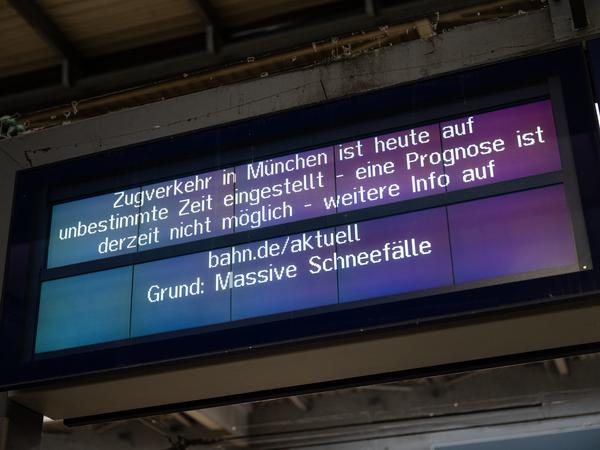 Ein Schild weist am Hauptbahnhof in München auf den eingestellten Zugverkehr im Großraum München hin. 