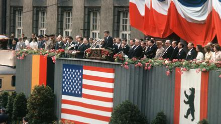 Mitten im kalten Krieg besuchte US-Präsident John F. Kennedy das eingemauerte West-Berlin und bekannte: „Ich bin ein Berliner!“ Ein seitdem unerreichter Höhepunkt der deutsch-amerikanischen Beziehungen.
