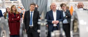 Robert Habeck (Grüne) und Kai Wegner (CDU) beim Besuch des Mercedes-Werks in Marienfelde.