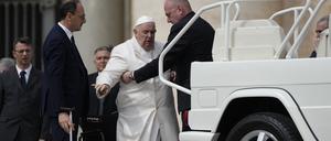 Bei einer Generalaudienz musste Papst Franziskus ins Auto geholfen werden.