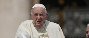Papst Franziskus verlässt am Ende seiner wöchentlichen Generalaudienz den Petersplatz.