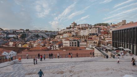 Von der Terrasse der World of Wine blicken Besucher auf die Brücke über den Douro. 