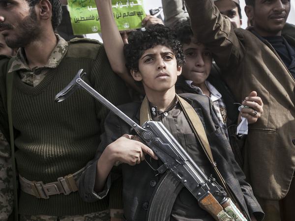 Seit fast acht Jahren herrscht im Jemen ein erbitterter Krieg, den auch Kindersoldaten führen müssen.