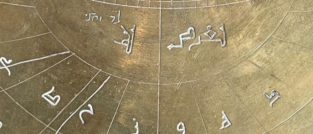 Ein rund 1000 Jahre altes Astrolabium weist Gravuren in arabischer und hebräischer Schrift auf, außerdem eingeritzte Ziffern, die auf den Gebrauch der lateinischen Schrift hinweisen.