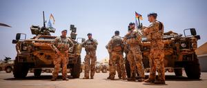 Bundeswehrsoldaten stehen in Gao in Mali im Feldlager Camp Castor an ihren Fahrzeugen (Symbolbild).
