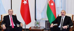Der türkische Präsidenten Recep Tayyip Erdogan (links) bei einem Treffen mit dem aserbaidschanischen Präsidenten Ilham Aliyev (Archivbild).