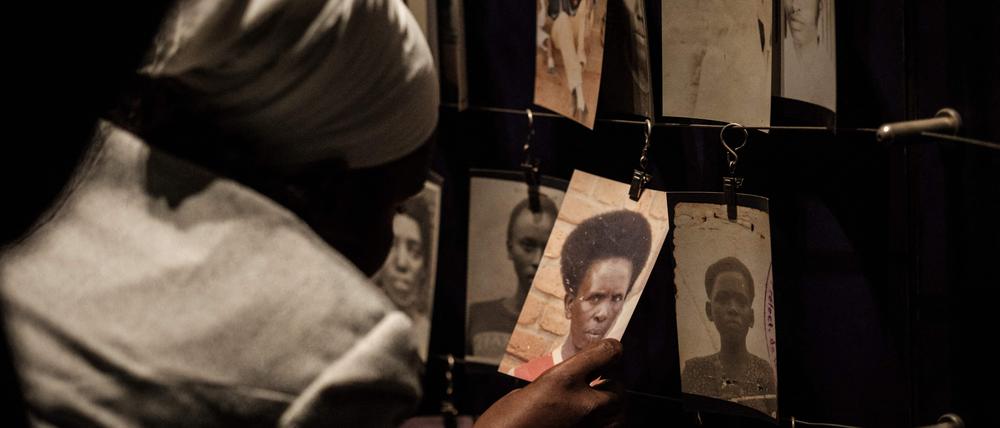 In der Hauptstadt Kigali entstand schon zehn Jahre nach dem Genozid eine große Gedenkstätte. Dort sind die Gebeine von mehr als 250.000 Opfern begraben.
