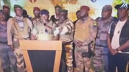 Im Gabun haben eine Gruppe Soldaten und Polizisten in einer Fernsehansprache das „Ende des derzeitigen Regimes“ verkündet. 