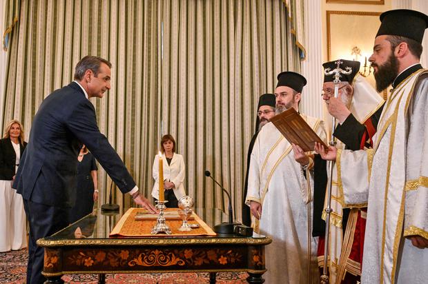 Griechenlands neugewählter Ministerpräsident Kyriakos Mitsotakis wird während einer Zeremonie im Präsidentenpalast in Athen vereidigt.