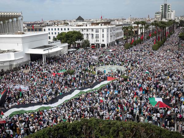 Demonstranten ziehen für die Unterstützung der Palästinenser am 15. Oktober 2023 durch die marokkanische Hauptstadt Rabat.
