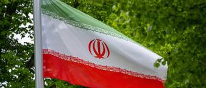Die Flagge der Islamischen Republik Iran weht im Wind vor der Botschaft des Staates an der Podbielskiallee.