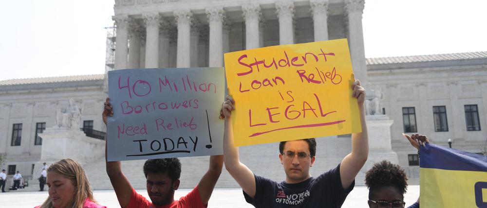Befürworter des Schuldenerlasses für Studenten demonstrieren vor dem Obersten Gerichtshof der USA.