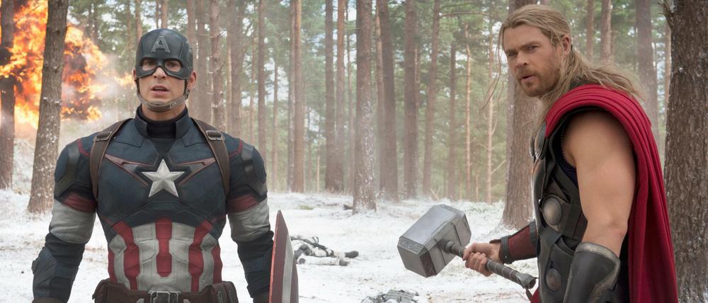 Rächer im Einsatz. Chris Evans (l.) als Captain America und Chris Hemsworth als Thor in einer Szene des Kinofilms «The Avengers: Age of Ultron».