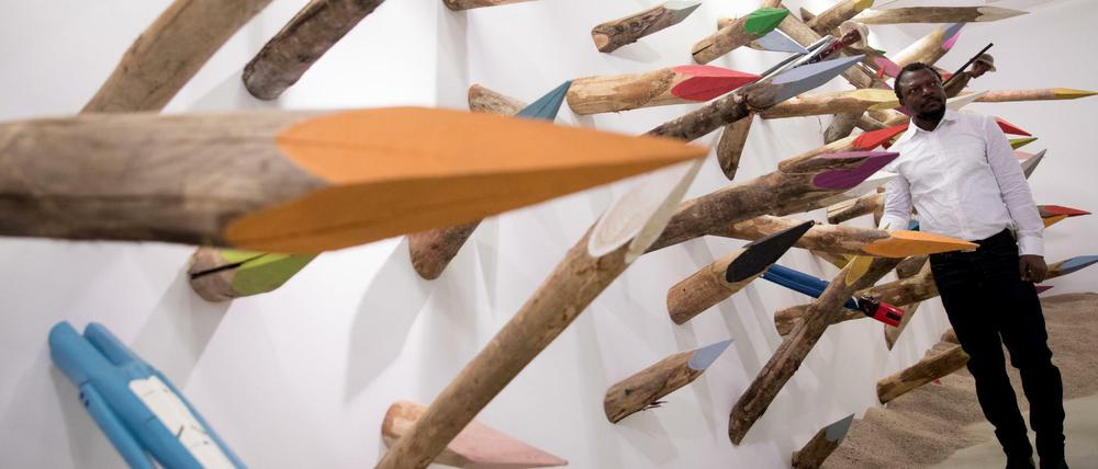 Der Künstler Pascale Marthine Tayous und sein Kunstobjekt. Die Ausstellung "Kolmanskop Dream" dreht sich Wunden des Kolonialismus und zeitgenössische Heilungsprozesse.