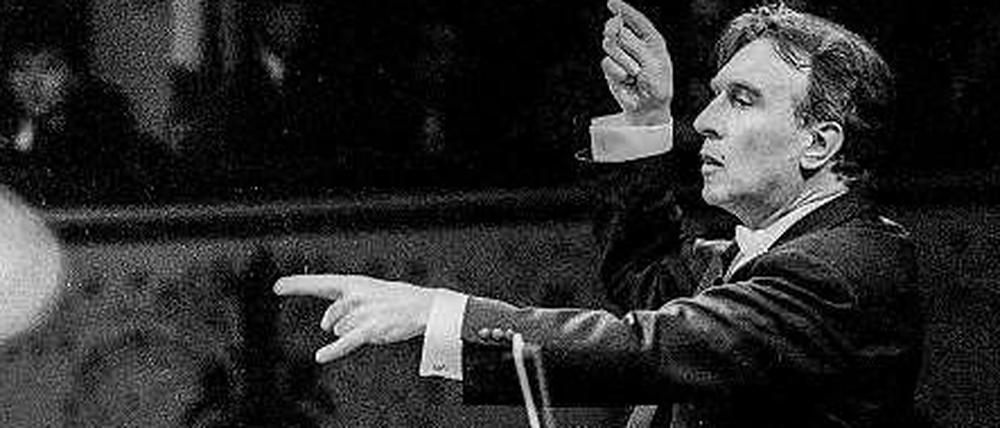 Claudio Abbado dirigiert im Teatro Communale von Ferrara.
