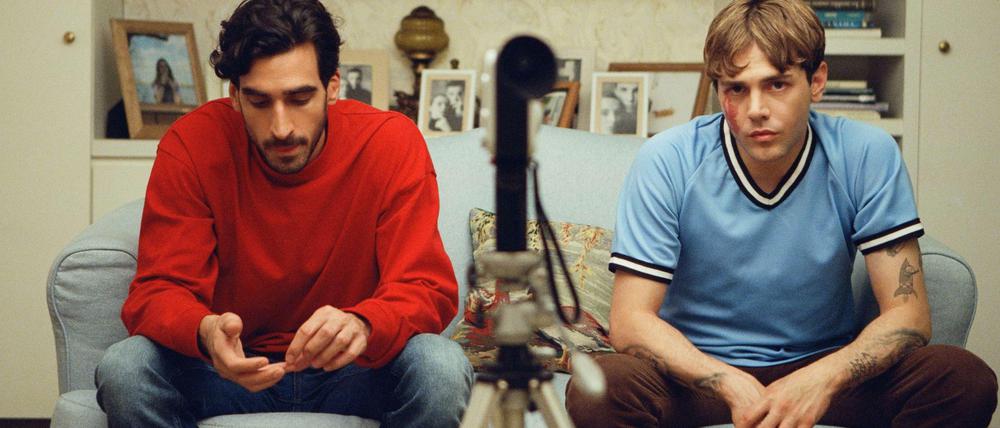 Verliebte Jungs. Matthias (Gabriel D'Almeida Freitas, l) und Maxime (Xavier Dolan) in der bromantic comedy „Matthias & Maxime“.