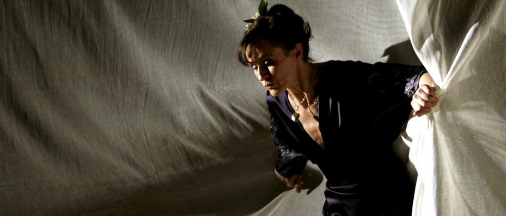 Bereit zum Absprung. Schauspielerin Sophie Rois bei den Proben zu "Die Kameliendame" von Alexandre Dumas an der Volksbühne im Jahr 2011.