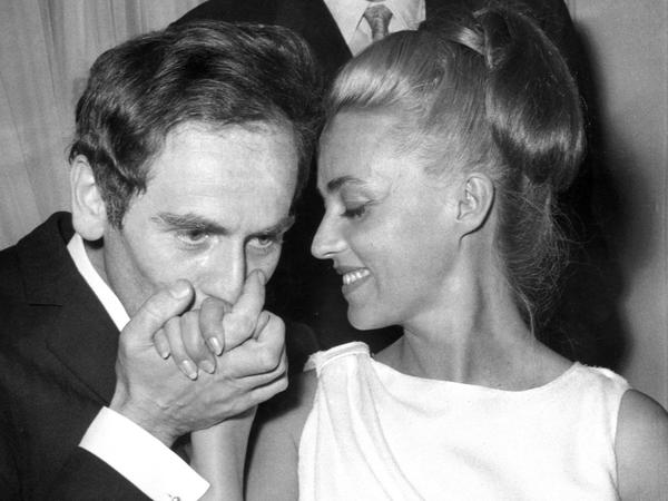 Männer lagen ihr zu Füßen - oder küssten ihr die Hand. Wie hier der französische Modeschöpfer Pierre Cardin nach einer erfolgreichen Modenschau 1962.