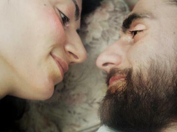 Friedlicher Moment. Mina (Halima Ilter) und ihr Mann Khaled (Murad Seven) in Daniel Carsentys Syrien-Drama „After Spring Comes Fall“.