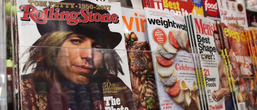 Die Jubiläumsausgabe des Musikmagazins "Rolling Stone" liegt in einem New Yorker Kiosk aus.