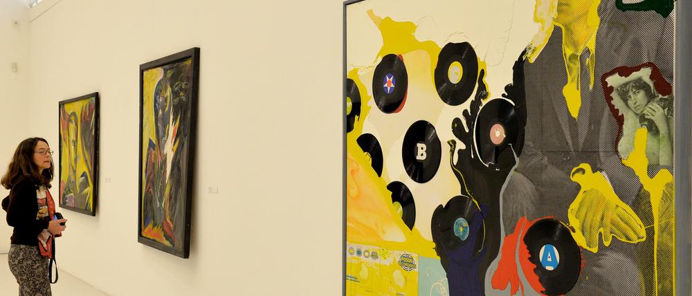Farbenfrohe Freestyle-Collagen. Werke des Malers Klaus Killisch aus seiner DDR-Zeit in einer Ausstellung Kunstmuseum Dieselkraftwerk in Cottbus (Brandenburg).